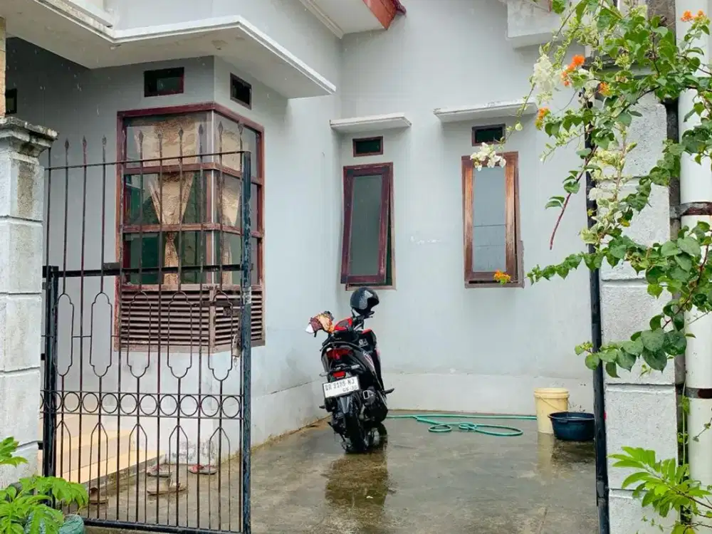 Rumah di kompleks Senteluk batu layar dekat Senggigi