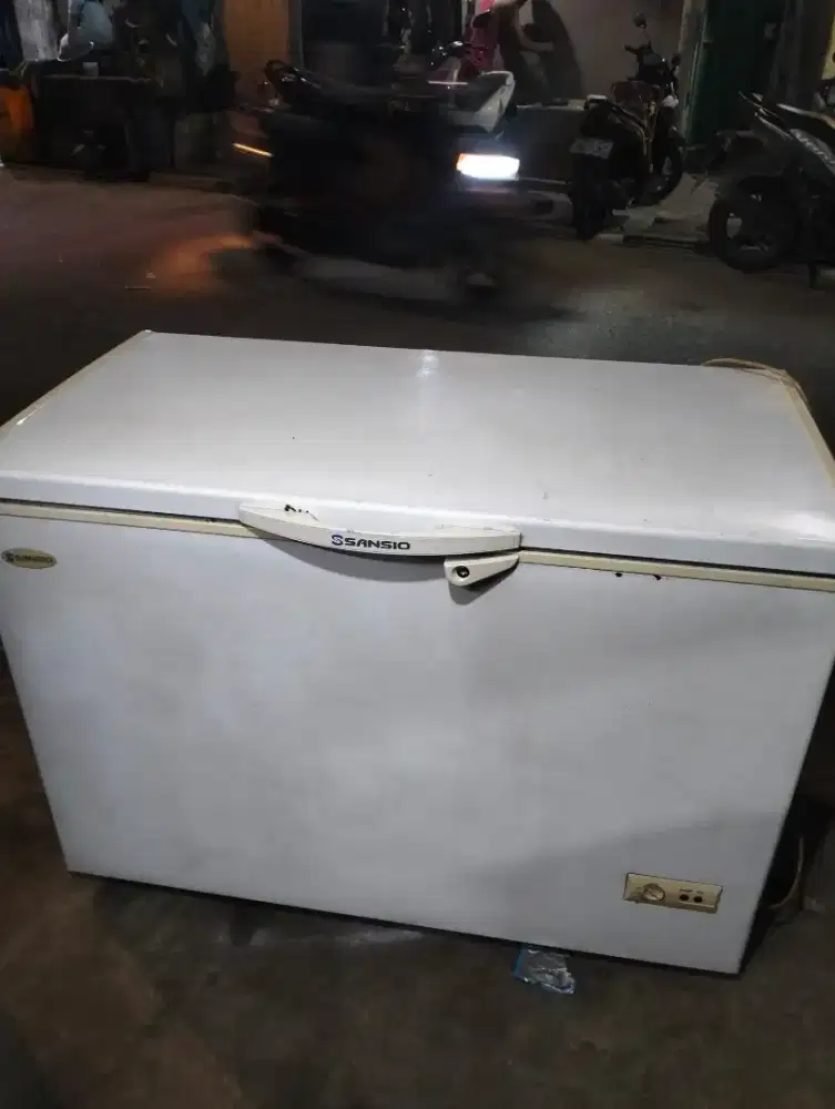 Freezer box merek sansio kapasitas 318 L dingin normal beku