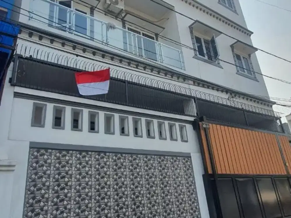 RUMAH SUNTER AGUNG 3LT ADA KOLAM RENANG ROW 2 MOBIL UK 10X15 SHM HADAP TIMUR