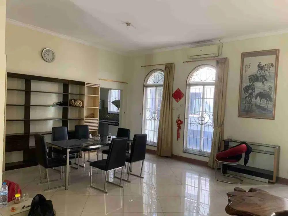 Disewakan rumah pik1 cluster flamboyan 4kamar tidur 12x23 semi furnish siap huni