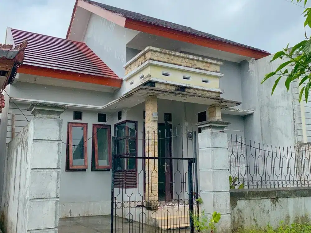 Rumah di kompleks Senteluk batu layar dekat Senggigi
