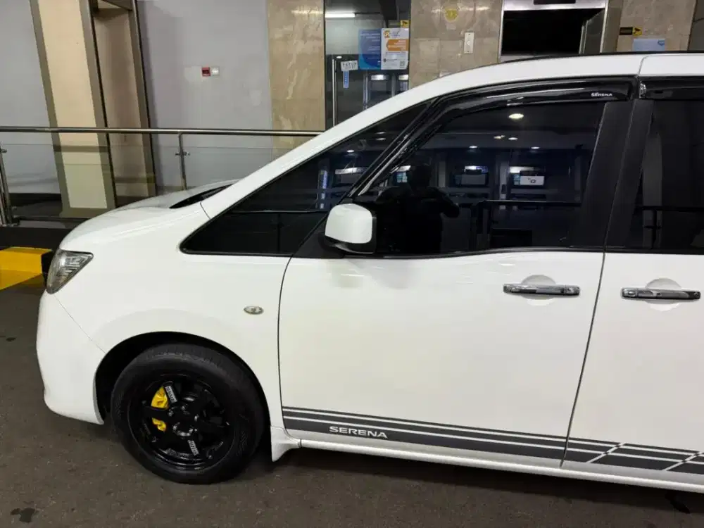 Nisan serena x 2.0 c26 AT 2013