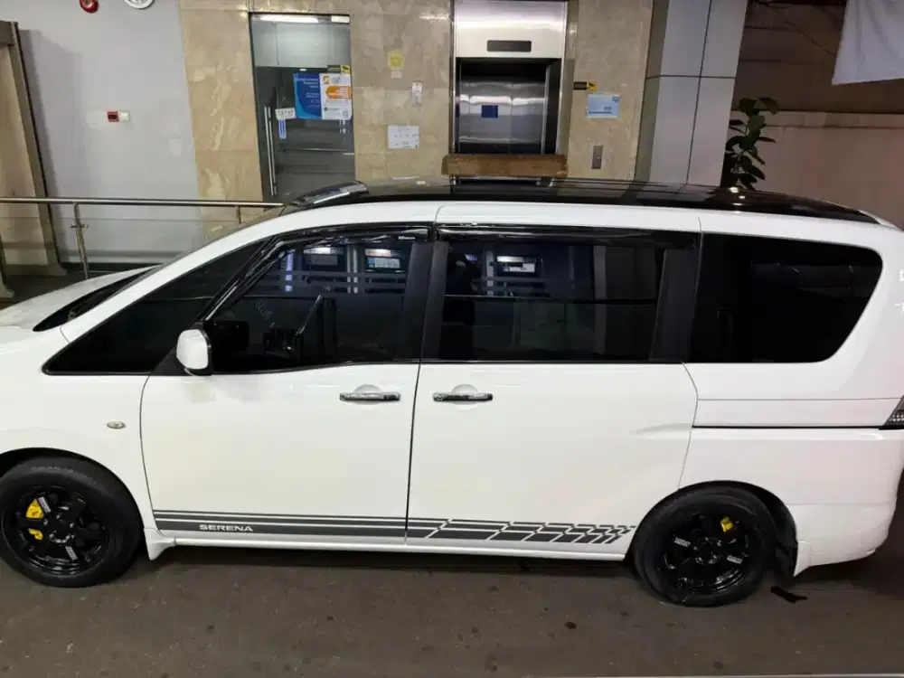 Nisan serena x 2.0 c26 AT 2013