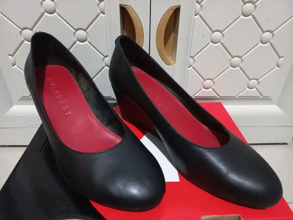 SEPATU SENDAL PRELOVED PRIBADJ