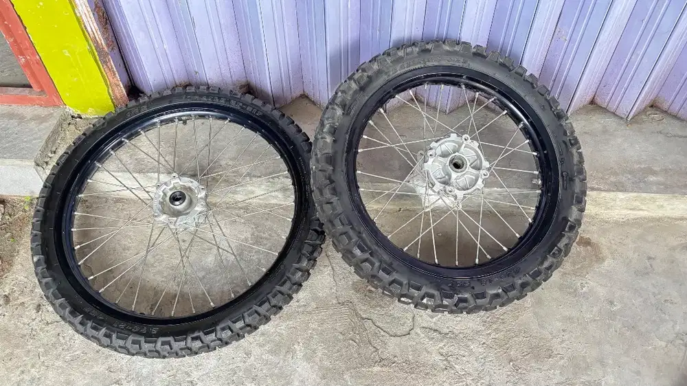 Dijuat satu set ban crf-150 original