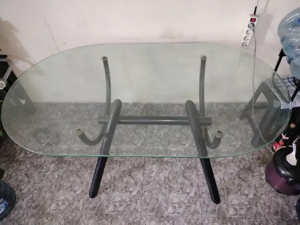Meja makan kaca
