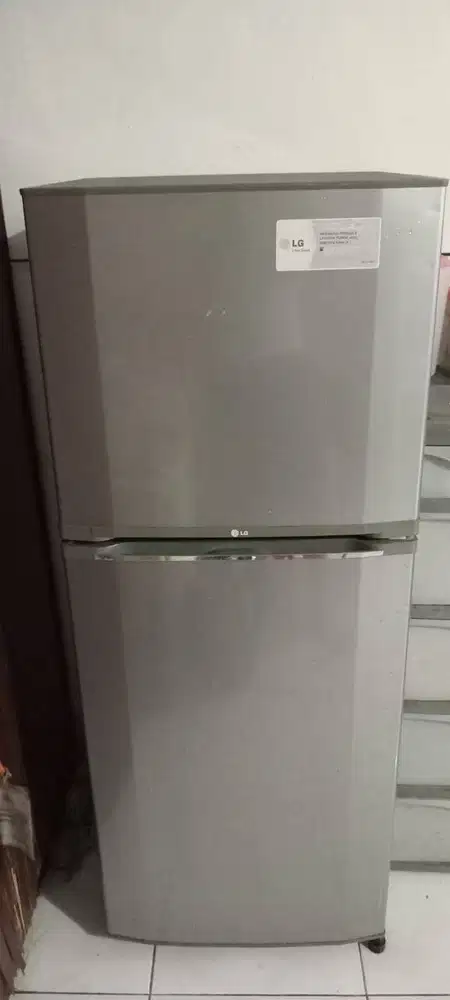 REFRIGERATOR KULKAS MERK LG 2 DOORS - Good condition