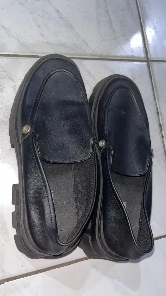 Pantofel Hitam wanita