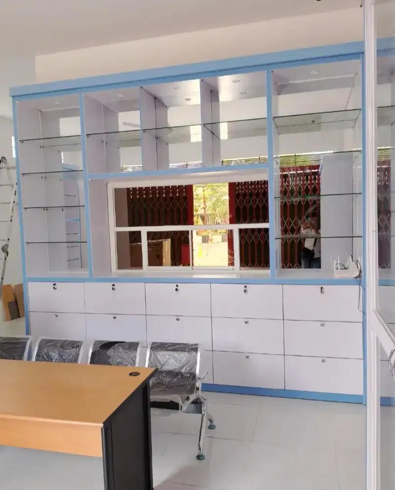 Lemari display minimalis