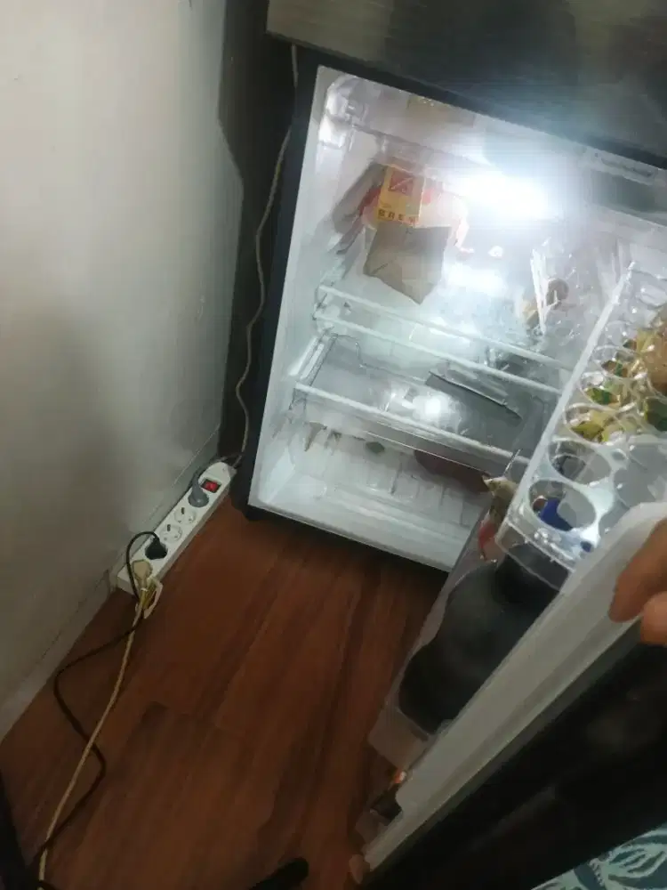 Jual kulkas kondisi mulusss berfungsi semua