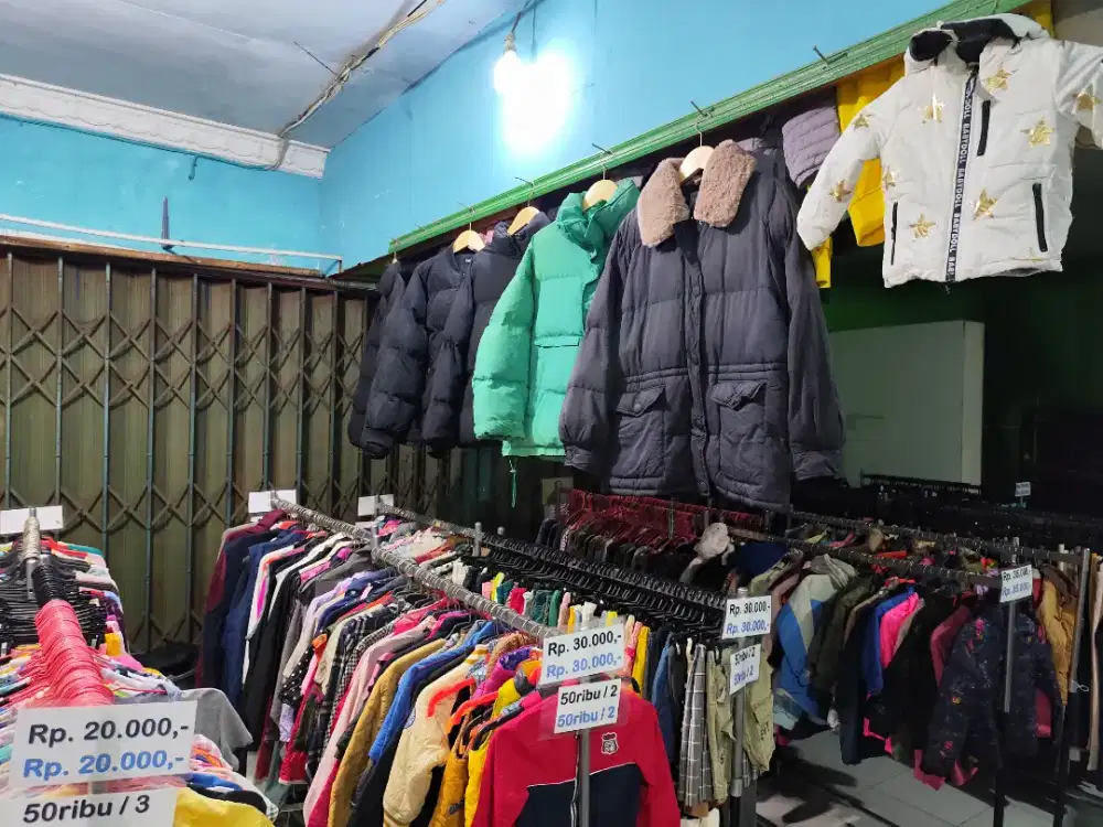 Borongan sisa toko thrifting kaos celana dan jaket dibawah harga modal