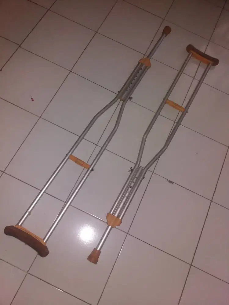 Tongkat kruk buat bantu jalan