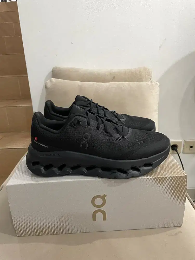 On cloud tilt ukuran us10 ori store resmi