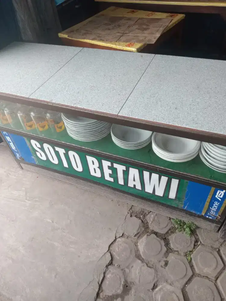 Etalase meja dan kursi kayu sungkai