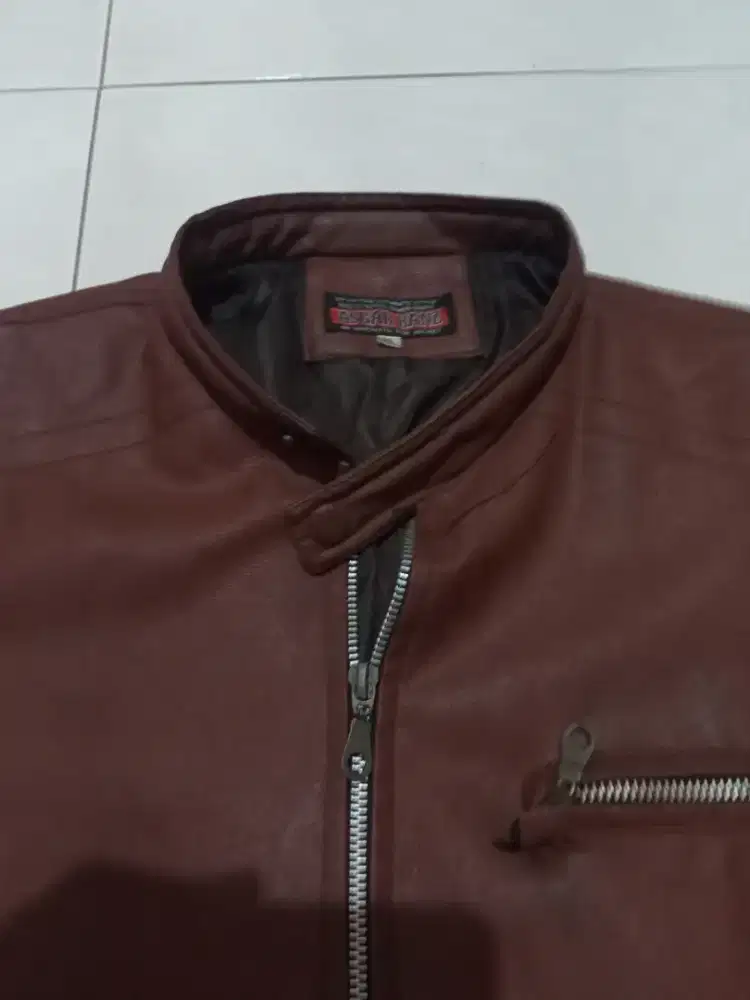 Di jual jacket kulit sintesis ukuran L minus sobek sdikit sakunya