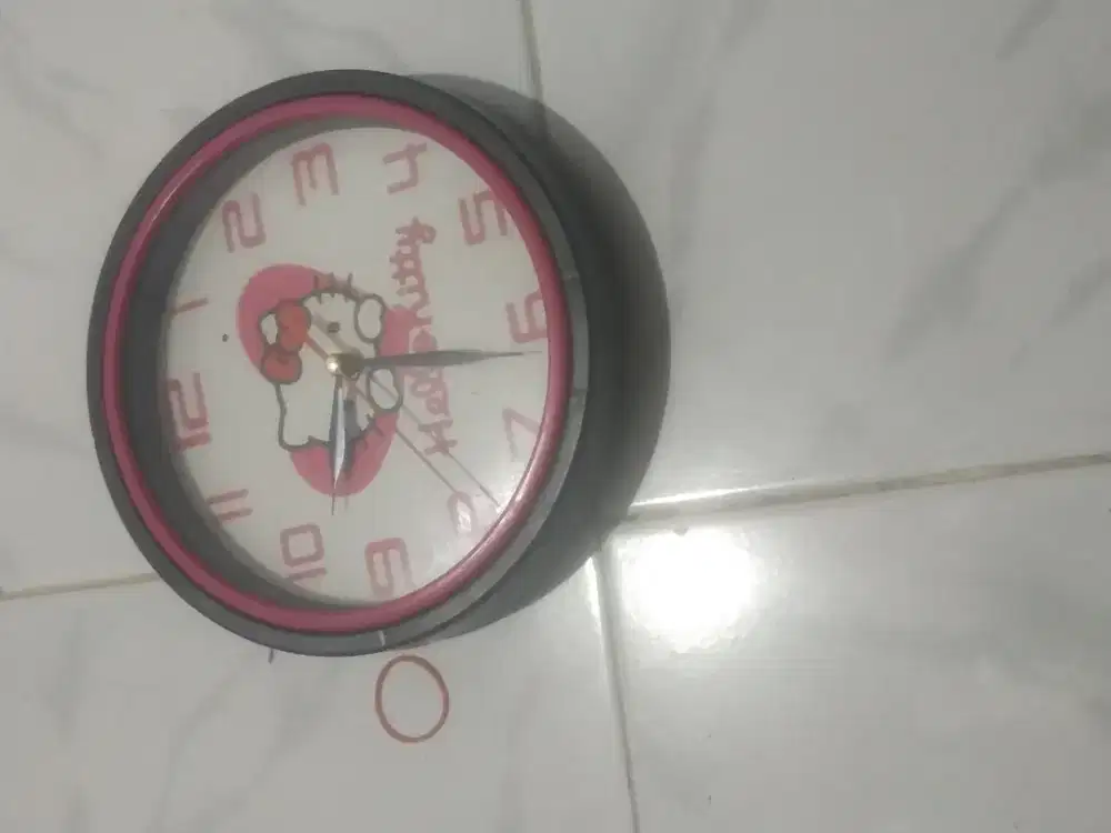 Jam dinding dan bisa juga di dirikan