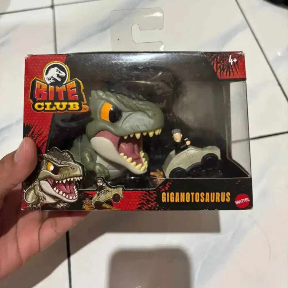 Jurassic World Giganotosaurus Bite Club Toys