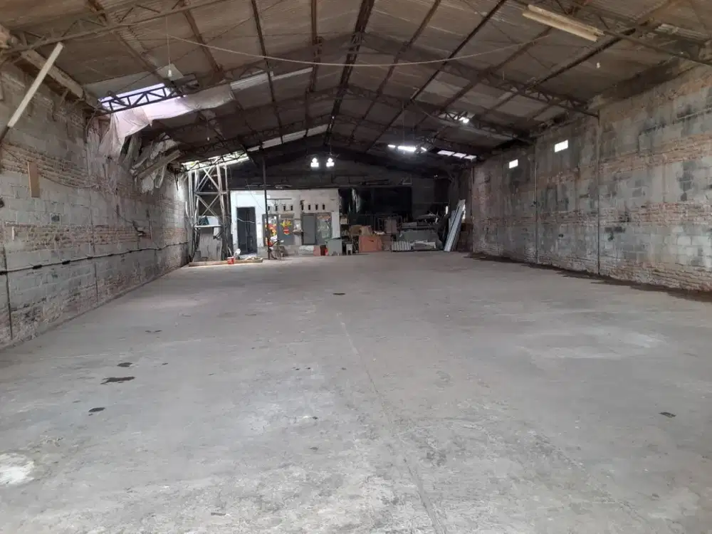 Di sewakan Gudang Luas 300m2 , lokasi dijatikramat akses masuk mobil