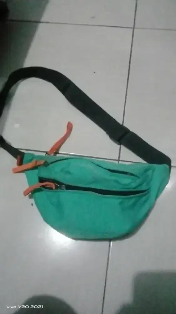 Tas slempang ukuran sedang