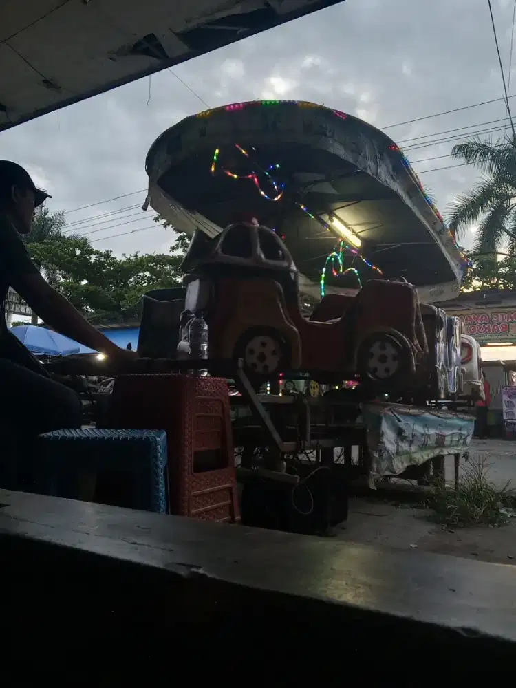 Mencari karyawan menjaga odong odong kereta