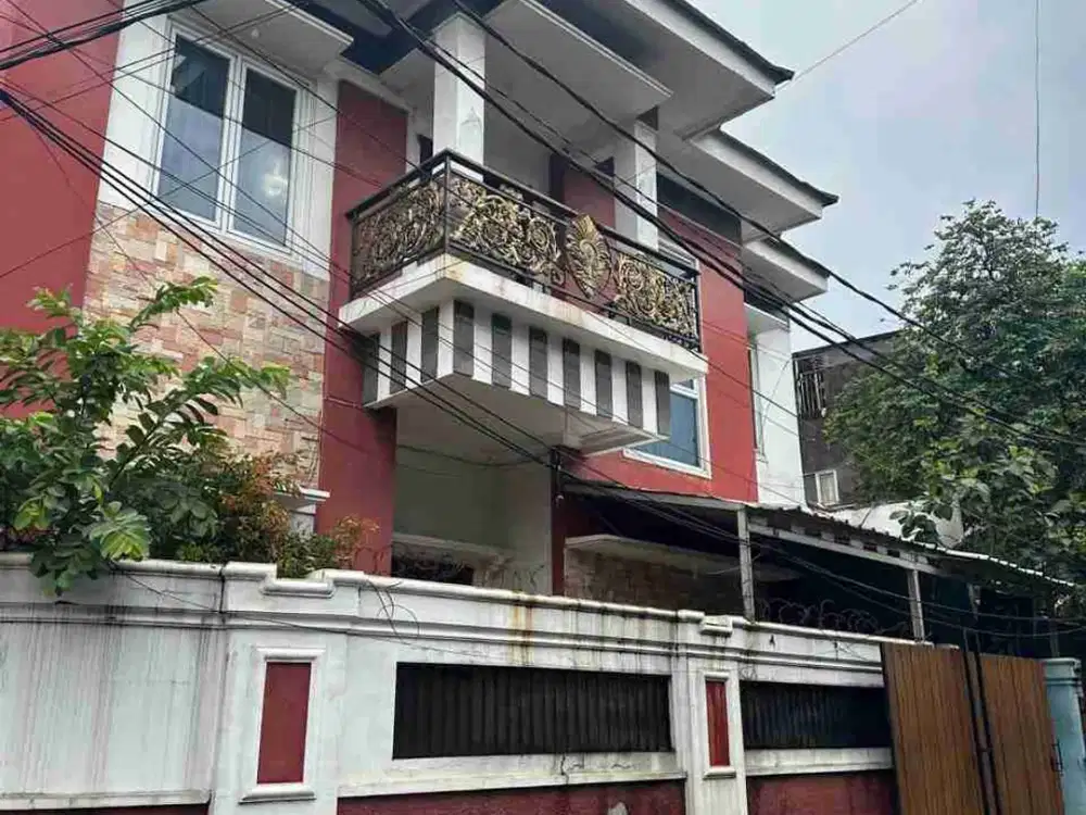 RUMAH 2,5 LANTAI POSISI HOOK DI JALAN OTISTA JAKTIM