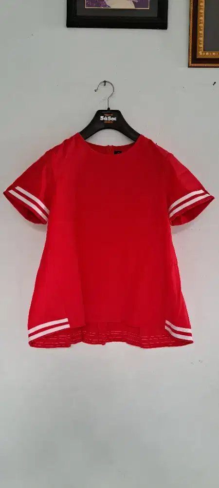 ATASAN MERAH UNTUK WANITA