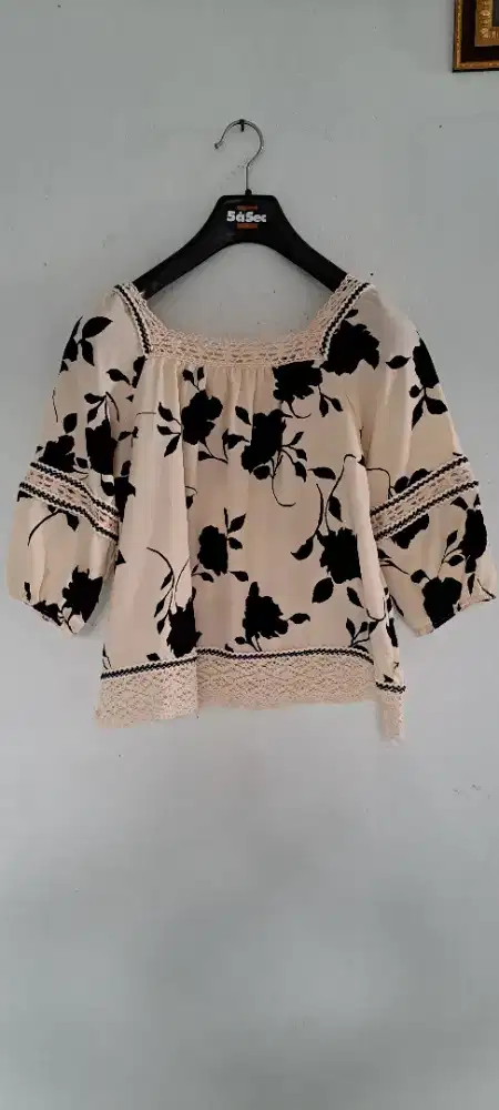 ATASAN MOTIF BUNGA HITAM PUTIH