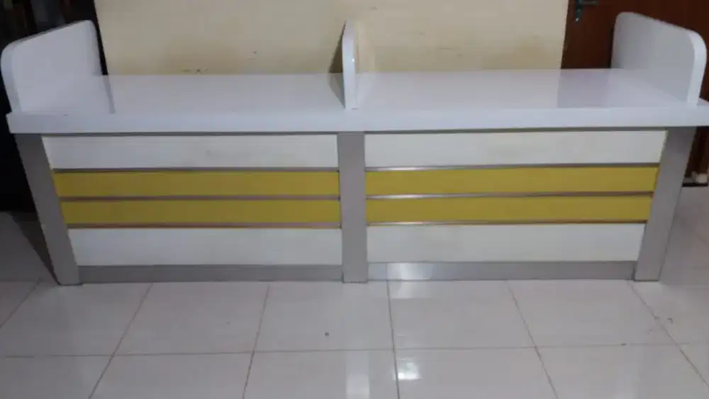 Dicari meja resepsionis/meja CS bekas