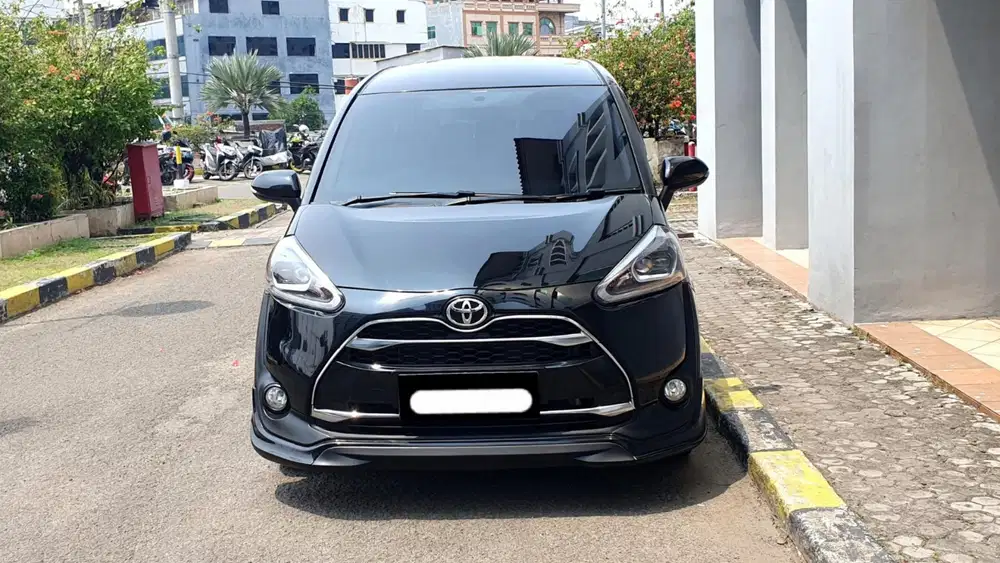 Toyota sienta q cvt matic 2017 hitam pajak panjang