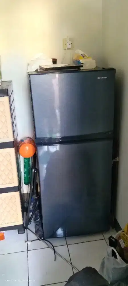 Kulkas merk Sharp,tv digital LG 32inc,lemari baju exel