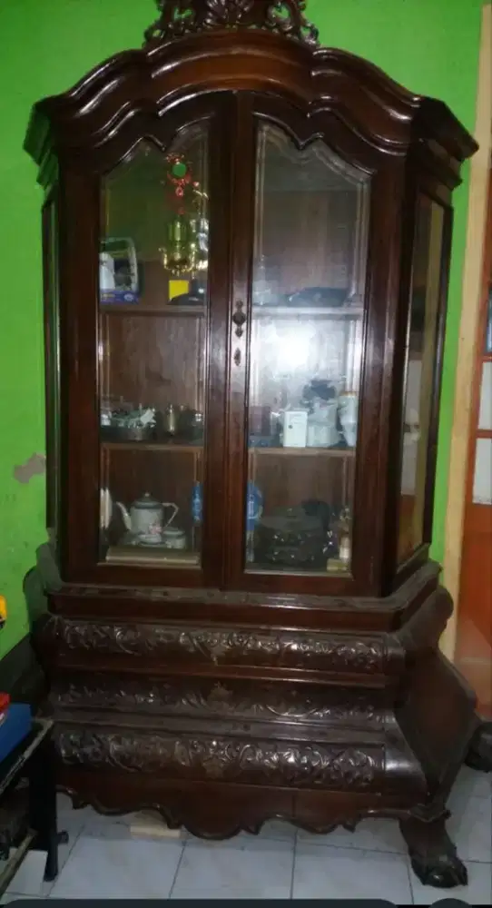 Lemari Antik kaki komodo