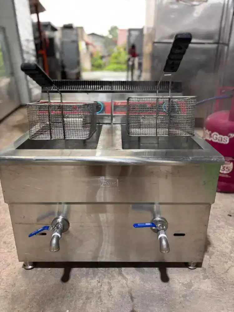 Banyak nyari  kayak gini,tapi hampir habis.Deepfryer Gas
2 Tank
FOMAC