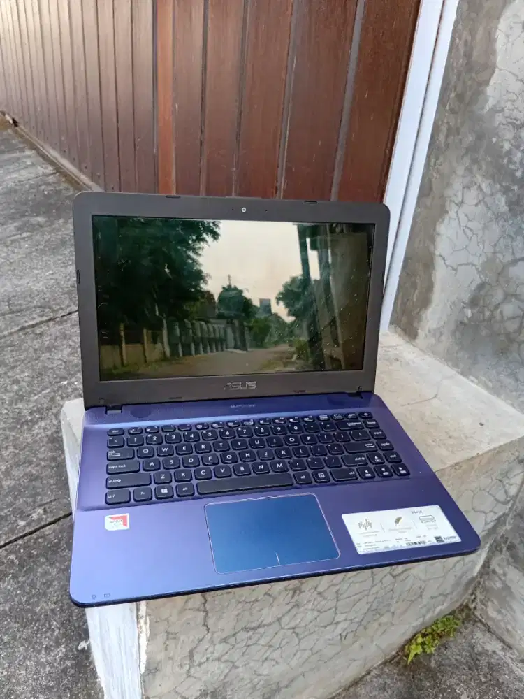 Laptop Asus Ungu