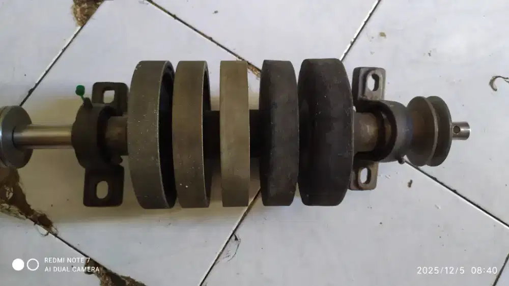 As poles gosok batu permata akik