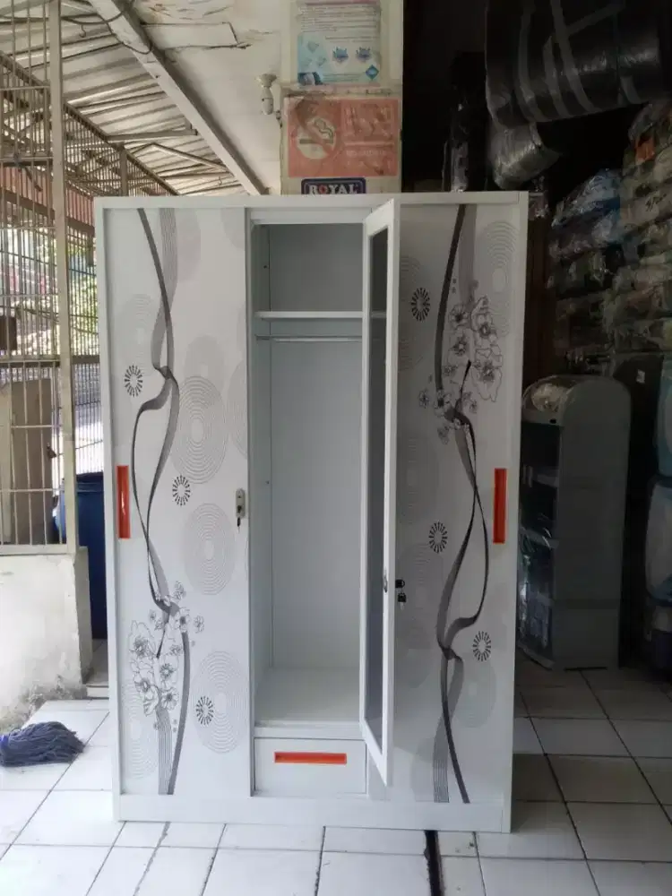 Lemari besi 3 pintu