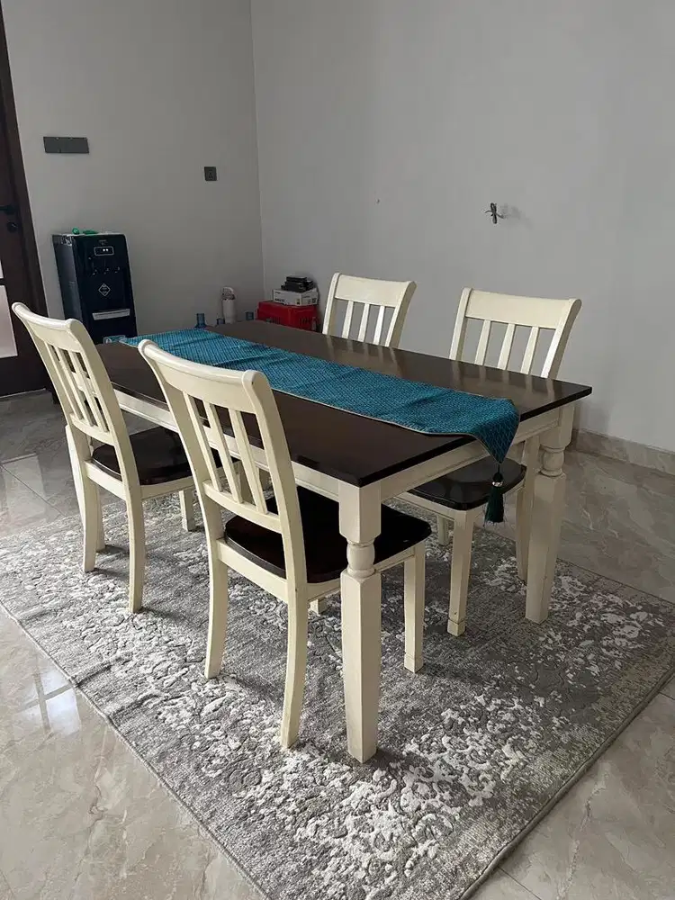 Dijual Meja Makan + 4 kursi Informa
