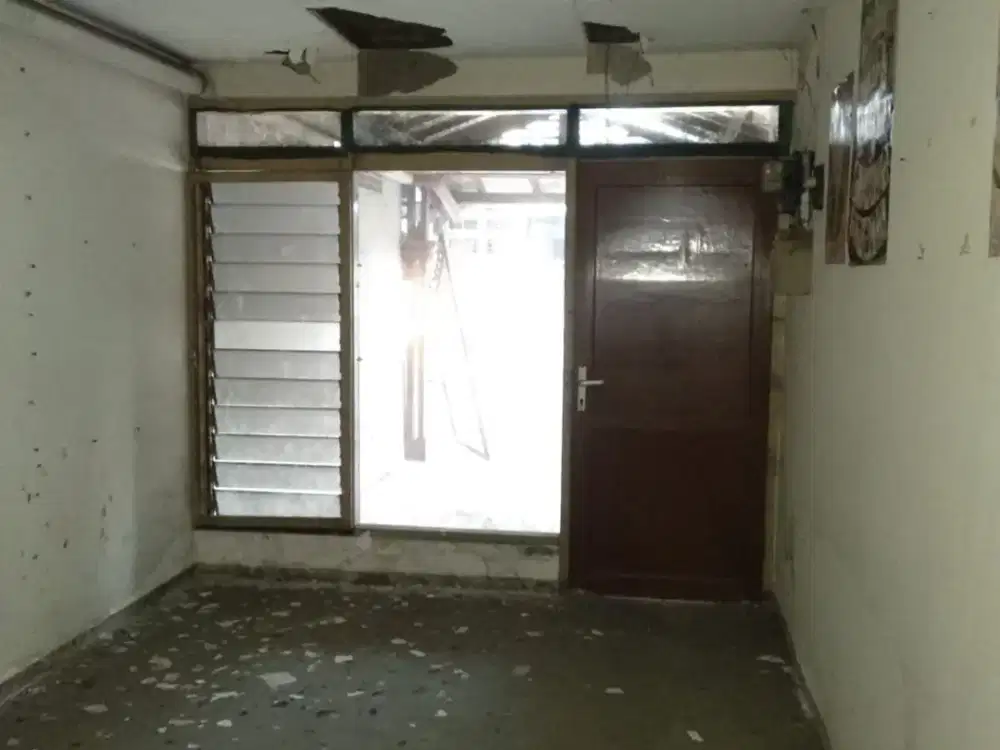 RUMAH HITUNG TANAH MURAH HARUS DI RENOVASI TOTAL DI KUTISARI INDAH