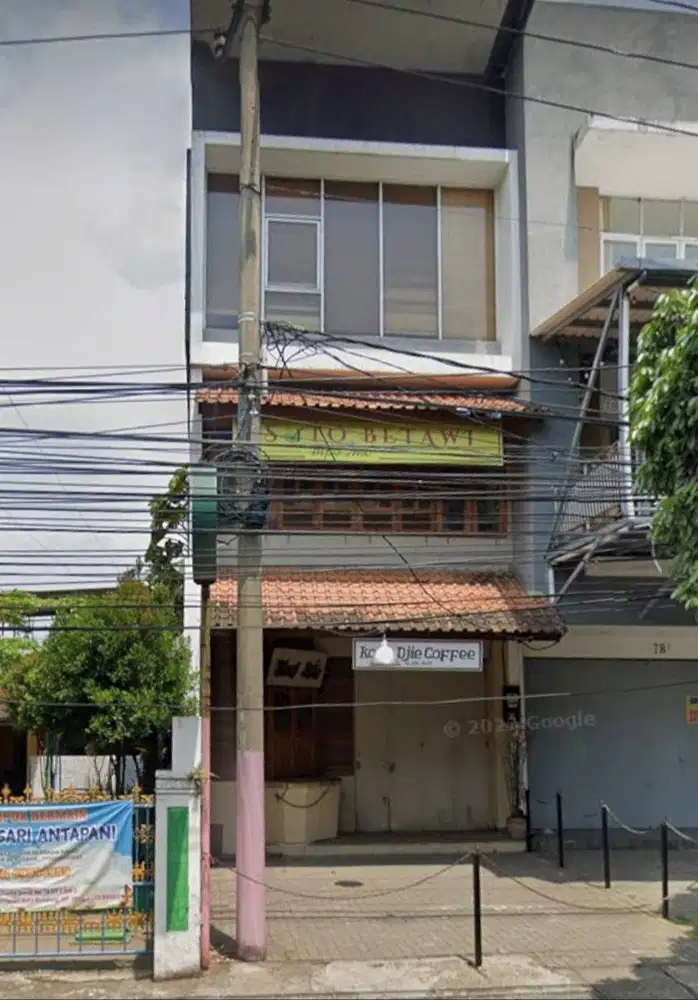 Ruko 3 lantai, SHM, lebar 5 m, lokasi tepi jalan besar