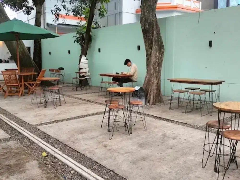 Disewakan halaman untuk ruang usaha di Jalan Riau Bandung