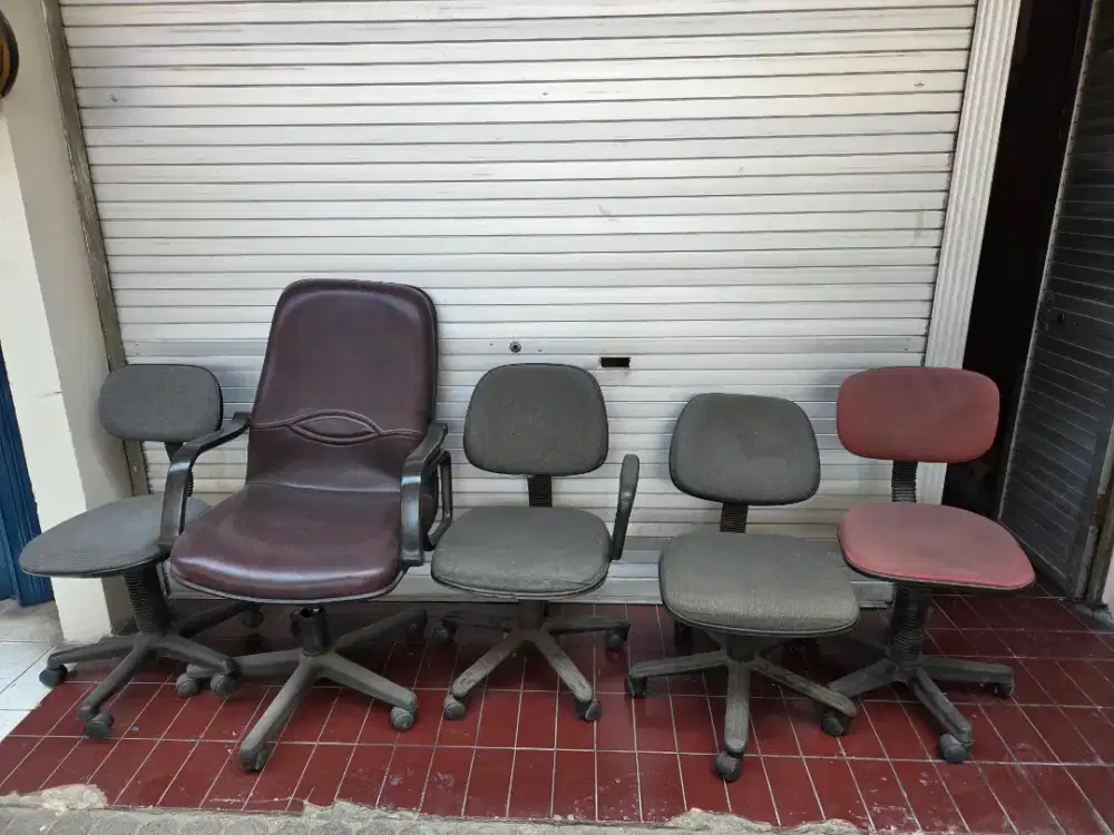 Kursi kantor ada 5 buah