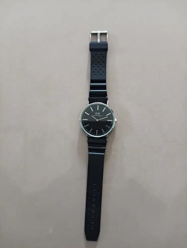 Jam tangan merk Daniel Wellington