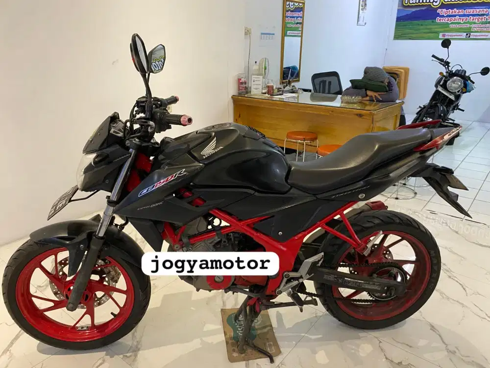 (B) honda cb150r tahun  2016 cash