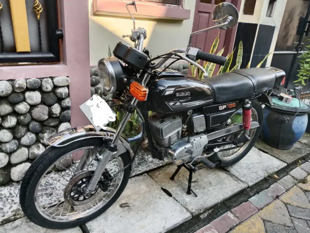 Suzuki gp 100 th 1980 warna hitam