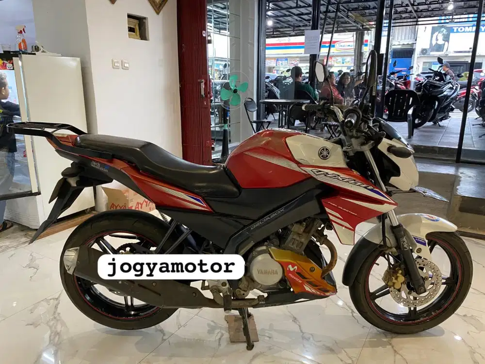 (B) Yamaha vixion tahun 2015