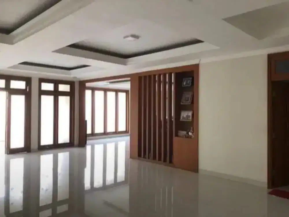 DIJUAL RUMAH MEWAH MURAH STRATEGIS ADA PRIVATE POOL DI RADIO DALAM