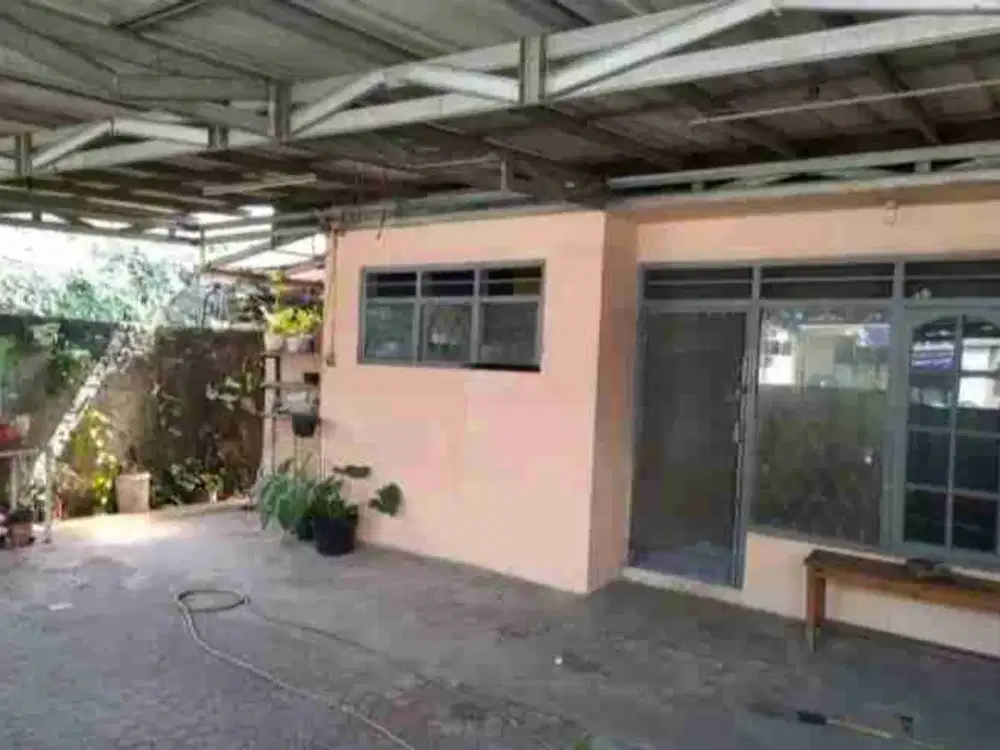 RUMAH di sewakan apa adanya pinggir jalan area Lebak bulus Jaksel