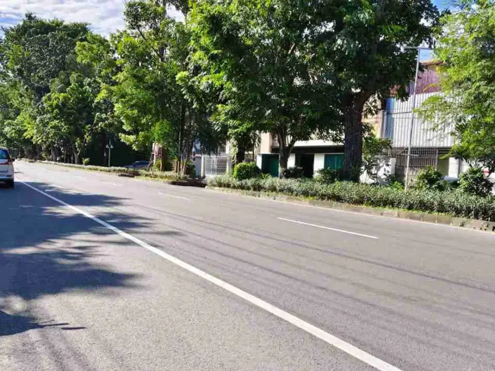 ruang usaha pinggir jalan raya 4413 m2 di sriwedari Slamet Riyadi