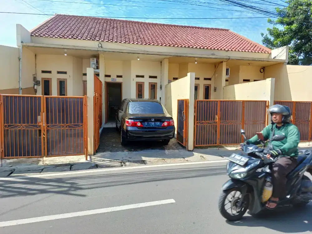 RUMAH  PETAKAN PINGGIR JALAN .