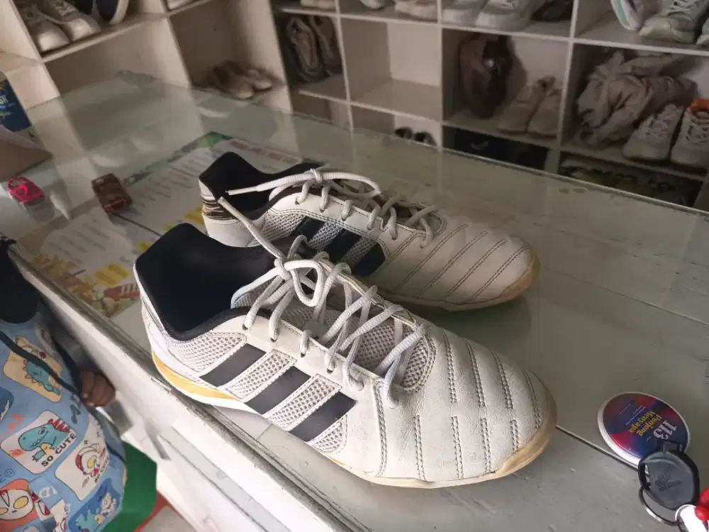 Sepatu Adidas sala