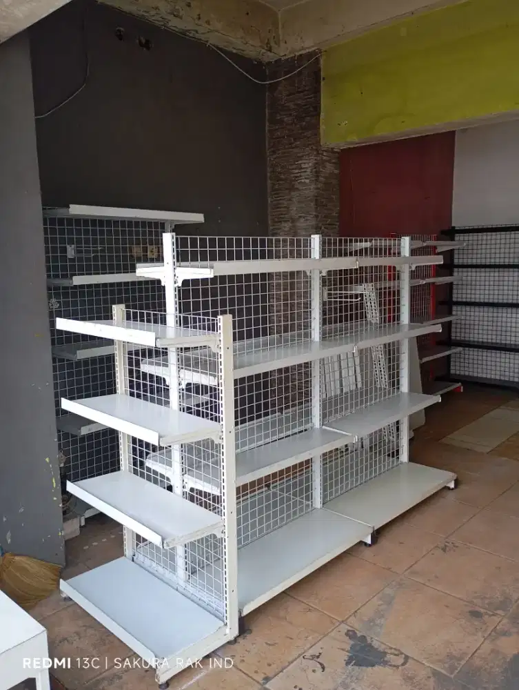 Rak minimarket bekas